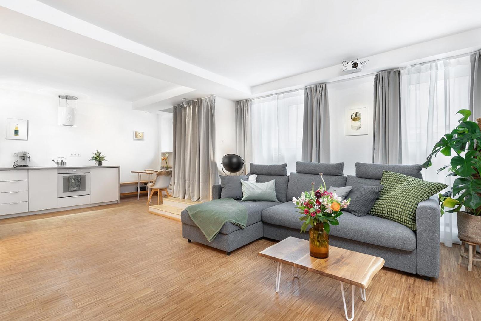 Apartment Stylish With Cinema, 2-min Tram